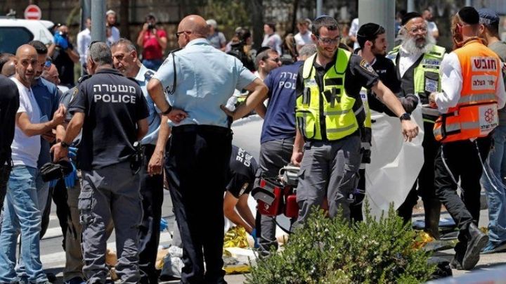 Soldado israelí termina con un cuchillo clavado en la espalda tras un ataque palestino