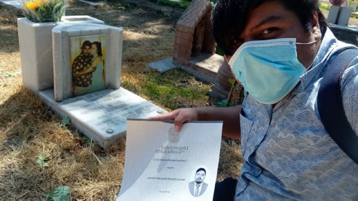 "Las promesas se cumplen" Egresado de enfermería lleva su título a la tumba de sus papás