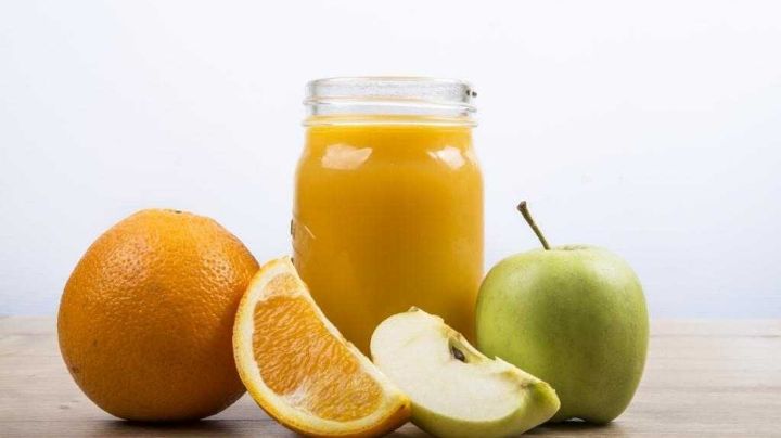 Prepara este licuado de manzana con naranja para despertar por las mañanas con energía