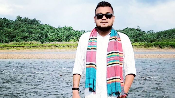 Este hombre interpreta canciones a pacientes graves de Covid-19 para calmar su ansiedad