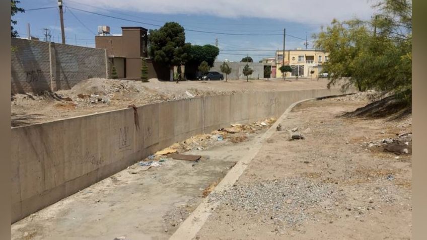 Al interior de un canal, encuentran el cadáver de un hombre; estaba encobijado y putrefacto