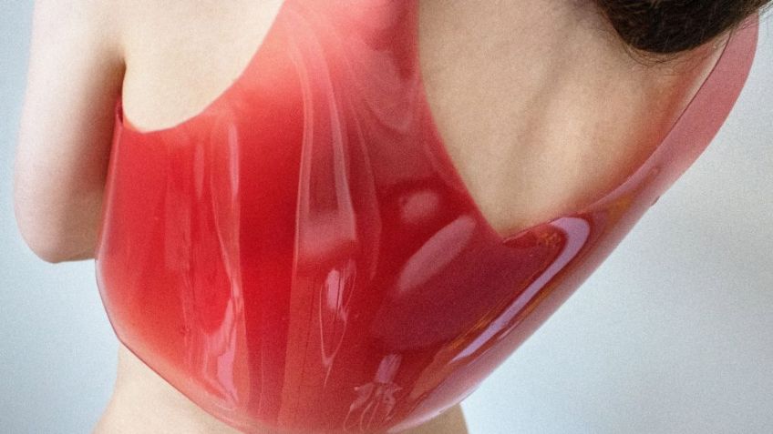 ¡Un respiro para el planeta! Diseñan ropa hecha con gelatina; se reutiliza y es biodegradable