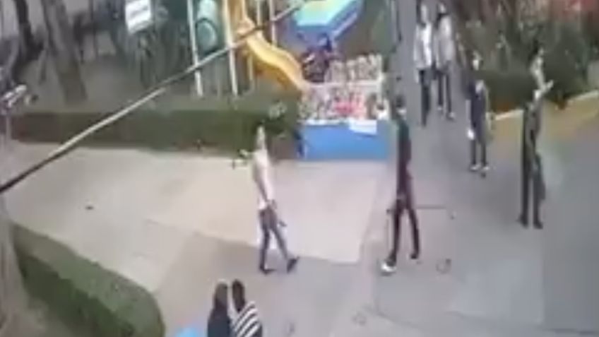 FUERTE VIDEO: A sangre fría, 'Tyson' ataca a puñaladas a joven en la vía pública; lo deja grave