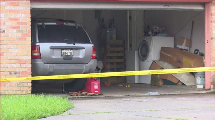 Policías acuden a reporte de allanamiento de morada y hallan un cadáver envuelto en lona