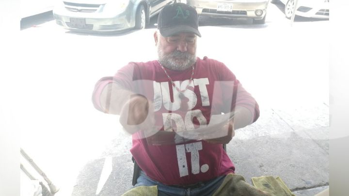 'El Chapo', el bolero que ha lustrado calzado en el Jardín Juárez por décadas en Hermosillo