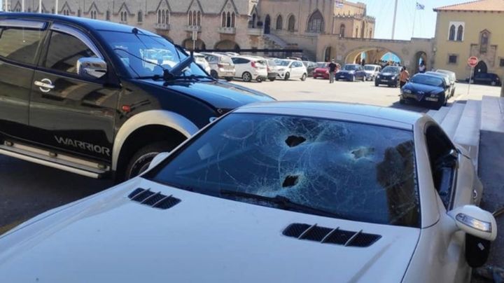 Por exhibirlo, policía toma 'venganza' contra su jefe y destruye su auto de lujo