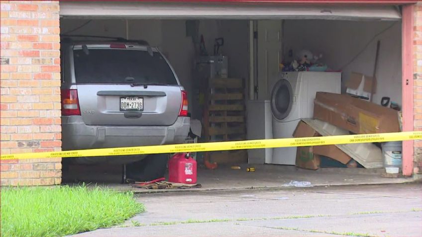 Policías acuden a reporte de allanamiento de morada y hallan un cadáver envuelto en lona