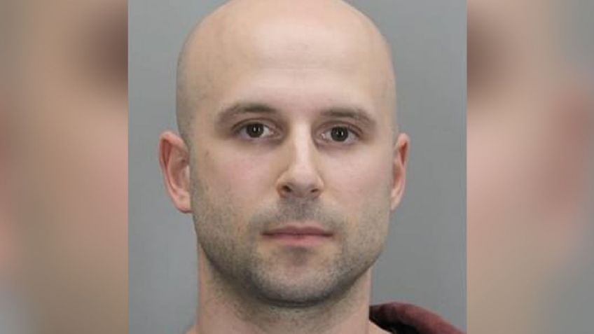 De terror: Maestro pedófilo toma FOTOS inapropiadas a sus alumnas en el vestidor escolar