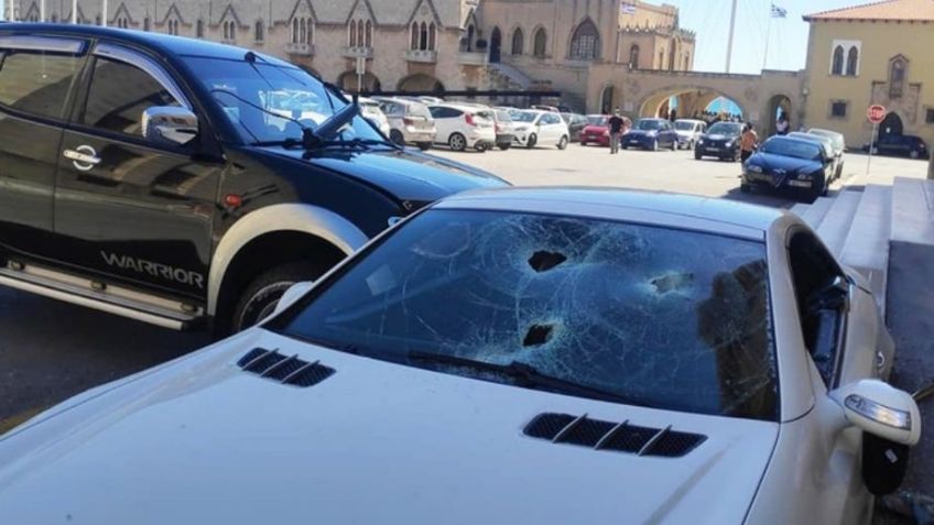 Por exhibirlo, policía toma 'venganza' contra su jefe y destruye su auto de lujo