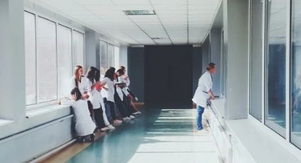 ¡Impactados! Hospital transmite película 'candente' en la sala de espera; duró 20 minutos