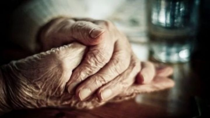 Macabro: Anciana degolla a su hijo y pregunta a la Policía qué hacer con el cuerpo; tenía días muerto