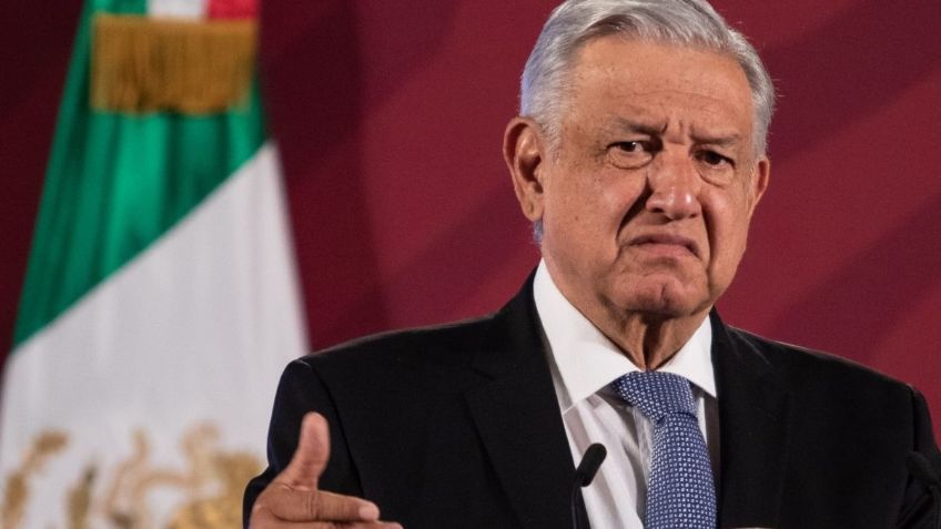 (VIDEO) "Los que le faltan": Arrojan huevos a Palacio Nacional en descontento con AMLO