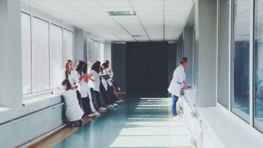 ¡Impactados! Hospital transmite película 'candente' en la sala de espera; duró 20 minutos