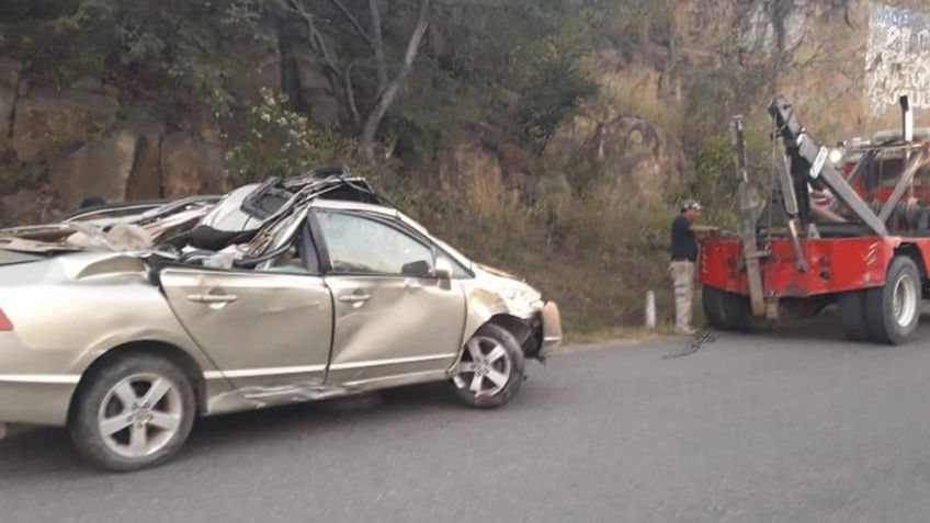 Fuerte accidente en Guaymas: Conductor vuelca dentro de barranco y sobrevive de milagro