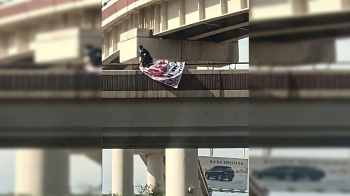 Policía retira manta con mensaje de amenaza de un puente de Hermosillo; en redes reportan más lonas