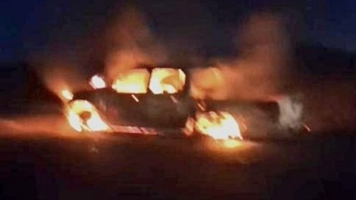 Encuentran cadáver degollado en la carretera; a su lado había una camioneta quemada