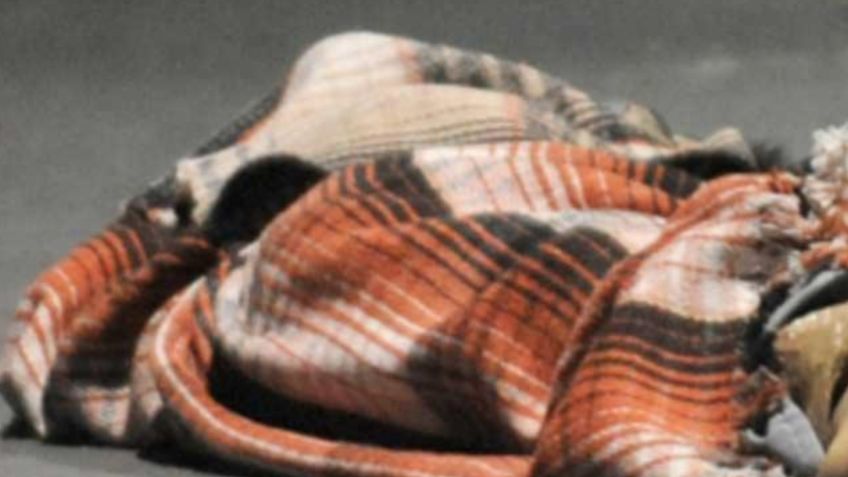 Hallan a 'encobijado' en plena calle y descubren que está vivo; su esposa lo corrió de la casa