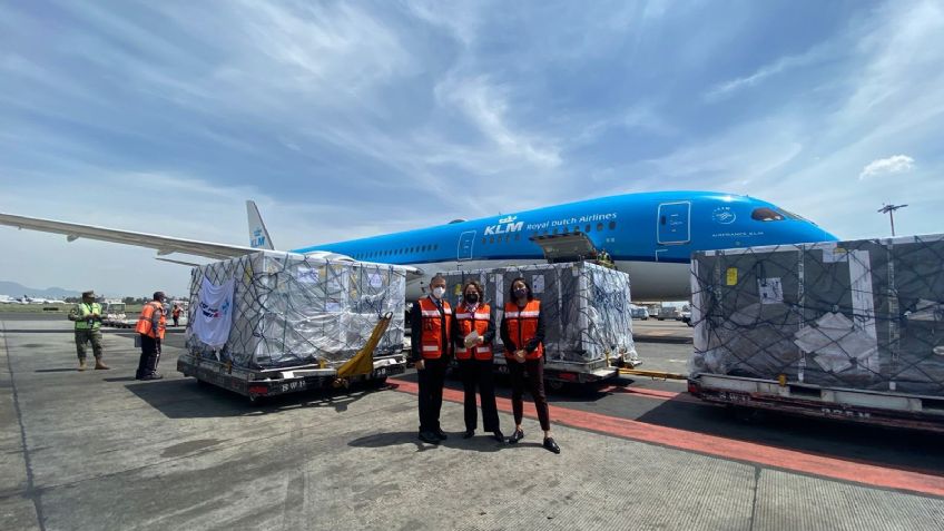 Llega a México histórico embarque con más de dos millones de vacunas Covid-19 de AstraZeneca