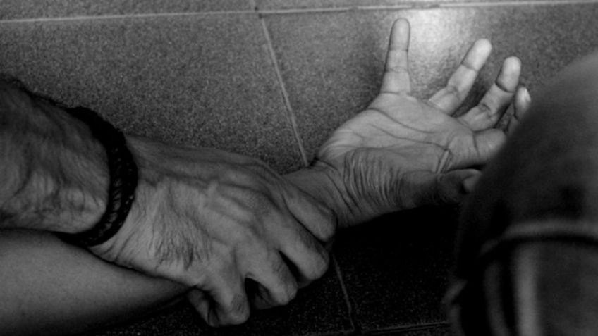 La violaron en grupo: Mujer es golpeada, abusada y colgada desnuda en un poste en la India