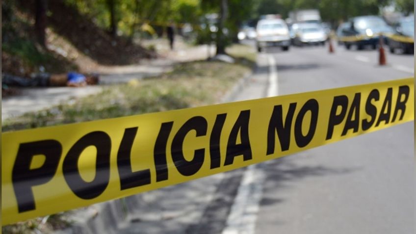 Encobijado y con narcomensaje, localizan el cadáver de un hombre en vía pública