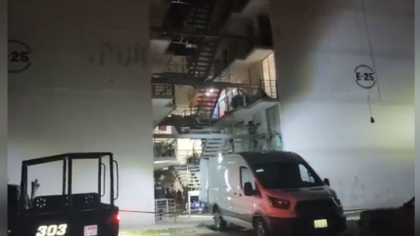 Al interior de una unidad habitacional, sicarios les arrebatan la vida a dos hombres