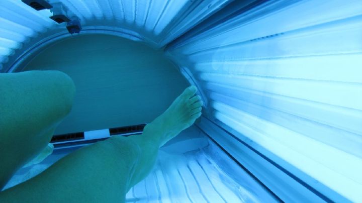 Hallan el cadáver de una mujer dentro de una cama de bronceado; pasó dos horas adentro