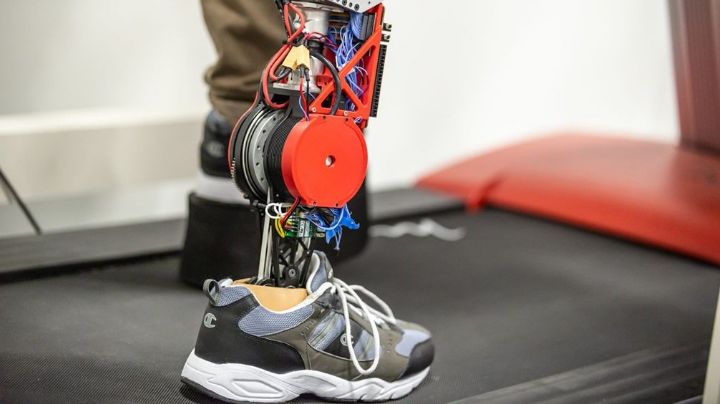 VIDEO: ¡Nada la detiene! Una niña con prótesis en las piernas escala una colina