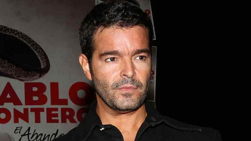 Como Ángela Aguilar: Pablo Montero se equivoca al cantar el himno; los memes no lo perdonan