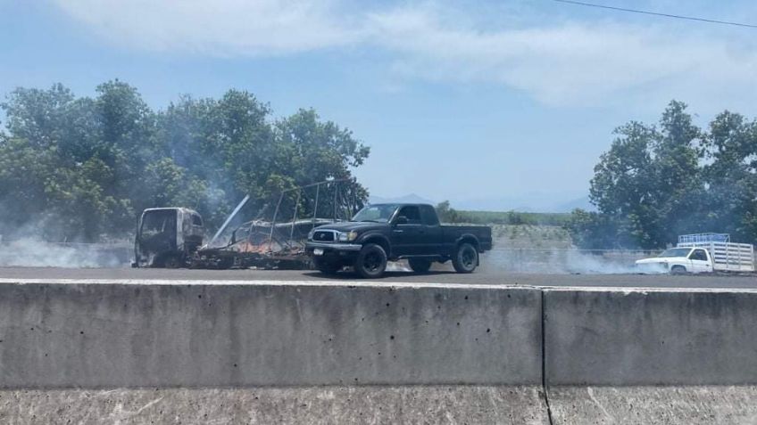 VIDEO: Incendian camiones en carretera de Apatzingán tras enfrentamiento armado