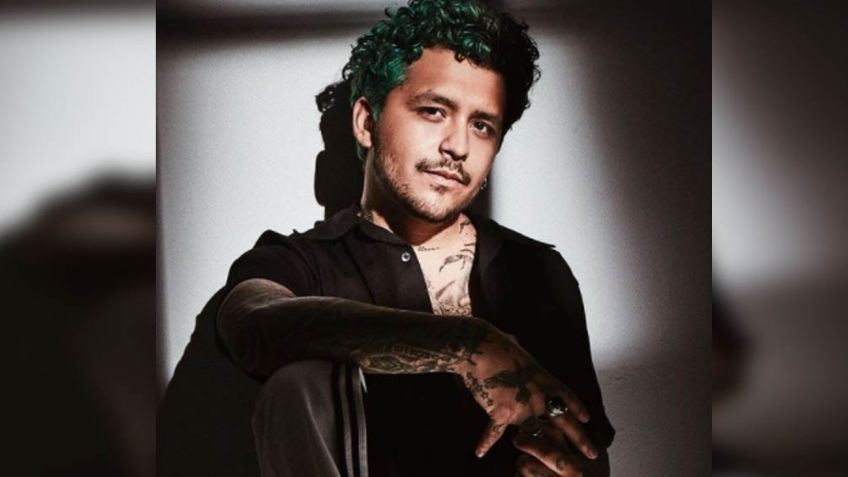 ¿Cree que es la de Belinda? Christian Nodal se da motivación con mano de espuma: VIDEO