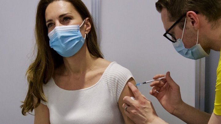 ¡Realeza protegida! Kate Middleton recibe la vacuna contra el Covid-19