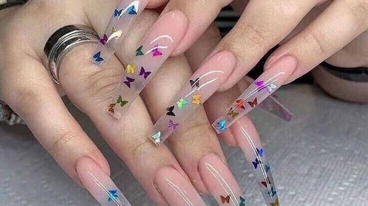 Luce la última tendencia en manicura con estos diseños de uñas efecto cristal