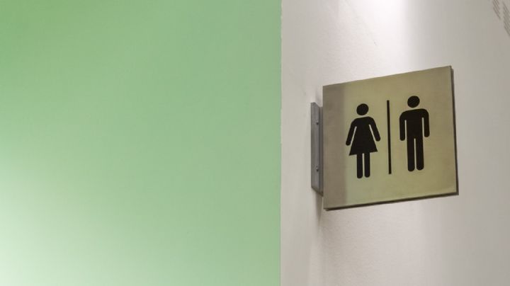 ¡En el peor momento! Un adolescente apuñala a un hombre cuando salía de un baño público