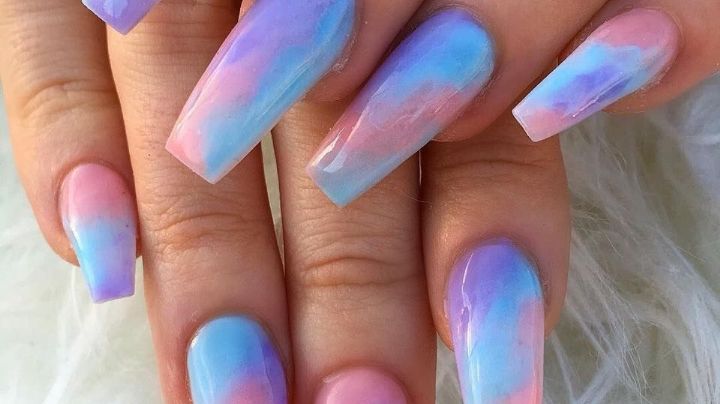 Luce como el arcoíris: Descubre qué es el impactante diseño de uñas 'tie-dye'