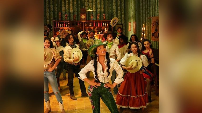 Ángela Aguilar cautiva a todo Instagram al lucirse en precioso 'outfit' blanco