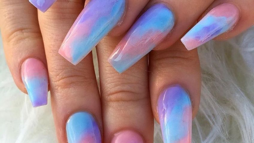 Luce como el arcoíris: Descubre qué es el impactante diseño de uñas 'tie-dye'