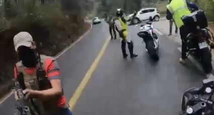 VIDEO: Grupo armado asalta a motociclistas en carretera del Estado de México