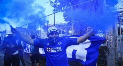 VIDEO: Porra de Cruz Azul ataca a aficionados de Santos con piedras y palos previó al partido