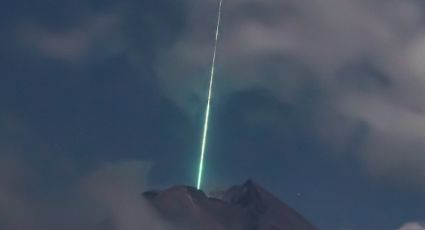 ¡Impactante! Meteoro cae en sobre un volcán activo en Indonesia; VIDEO se vuelve viral