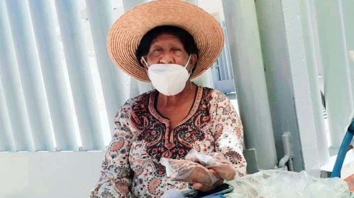 Doña Rosa, un ejemplo de lucha en Guaymas; vende empanadas para ganarse el sustento