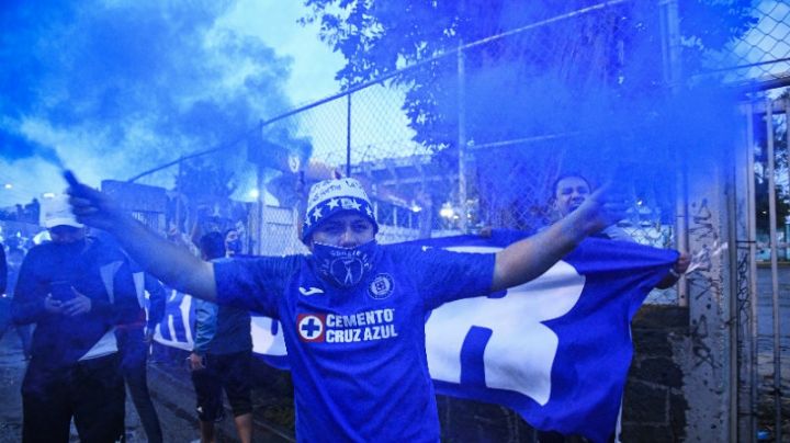 VIDEO: Porra de Cruz Azul ataca a aficionados de Santos con piedras y palos previó al partido