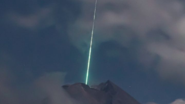 ¡Impactante! Meteoro cae en sobre un volcán activo en Indonesia; VIDEO se vuelve viral