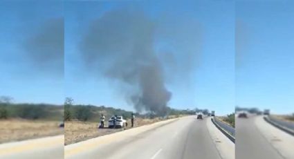 Arde en llamas un auto a la orilla de la carretera entre Magadalena y Nogales