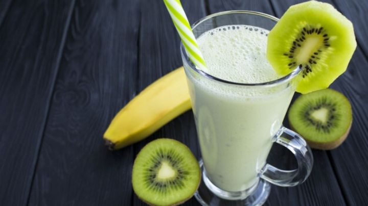 Luce una piel radiante y joven con ayuda de un rico smothie de kiwi y plátano