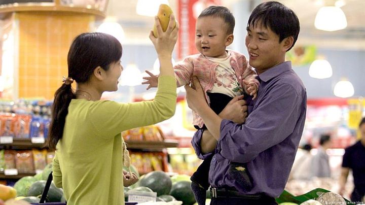 China relaja sus políticas de control natal y permita a las familias tener tres hijos