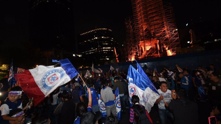 VIDEO: ¡Insólito! Tras triunfo de Cruz Azul en Liga Mx, fanáticos sorprenden así a reportero
