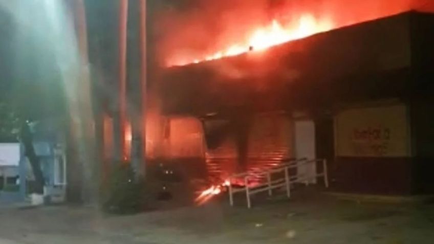 (VIDEO) Arden las elecciones 2021: Lanzan bombas y queman oficinas del INE en Chiapas