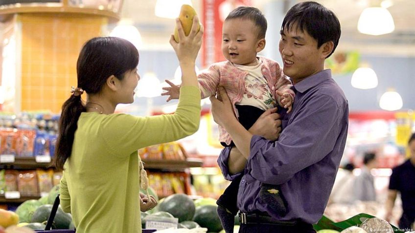 China relaja sus políticas de control natal y permita a las familias tener tres hijos