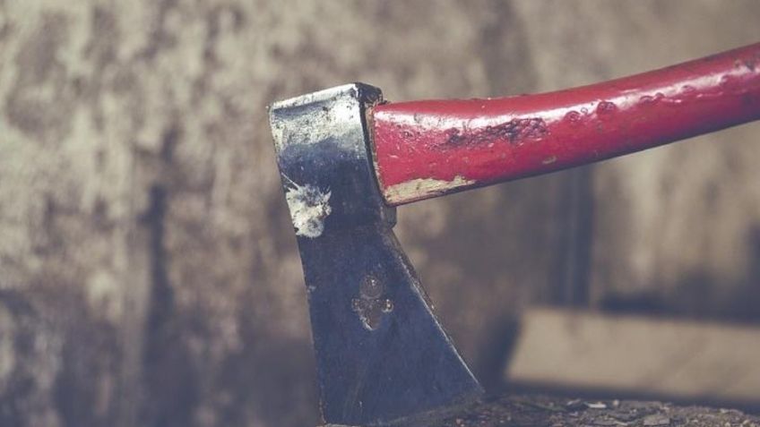 Macabro: Un hombre se arranca el ojo tras decapitar a su compañero de departamento