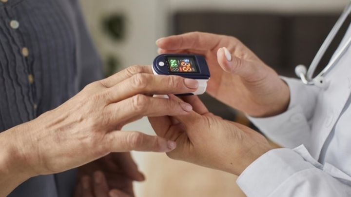 Los oxímetros son la forma más efectiva de detectar Covid-19 en adultos mayores